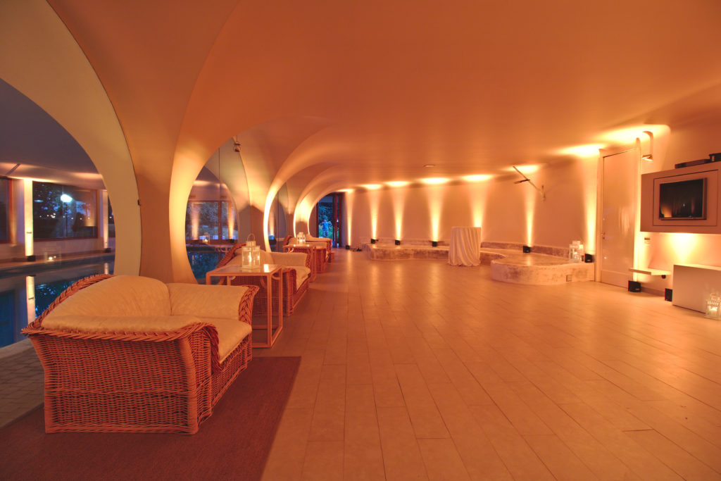 Salone accanto alla piscina allestito