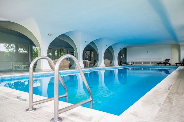 Piscina interna a disposizione degli ospiti di Villa L'Alma.